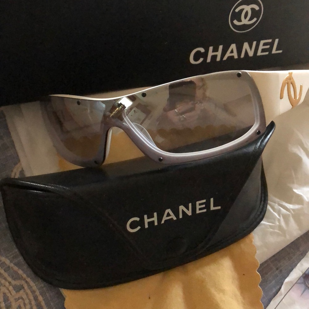 CHANEL Sunglasses with case and cloth